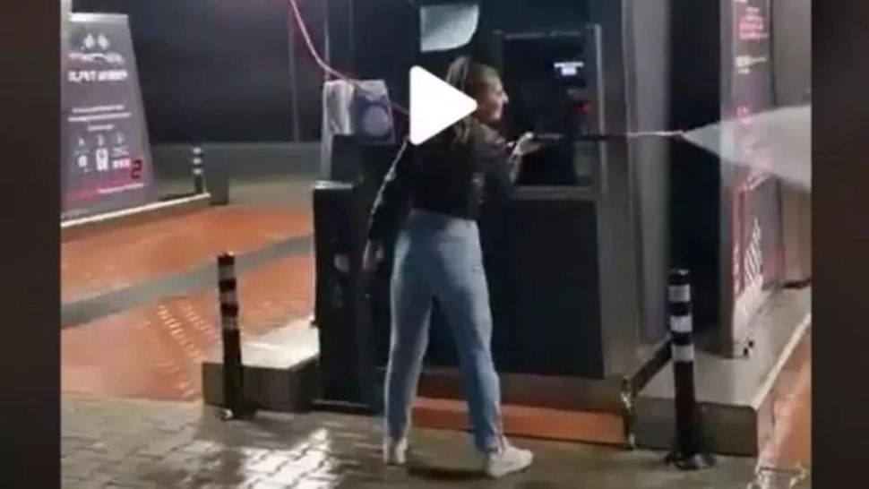 VIDEO – Dialog halucinant între două tinere, în miez de noapte, la o spălătorie auto – Clipul a devenit viral pe TikTok