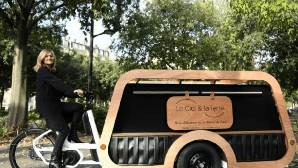 Sicriul dus la cimitir cu BICICLETA. Ultima modă în Franța, înmormântarea eco