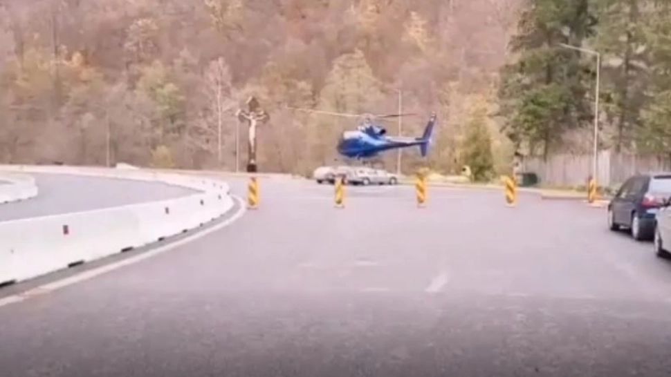 Imaginile ZILEI. Un enoriaș a venit cu elicopterul la mânăstire