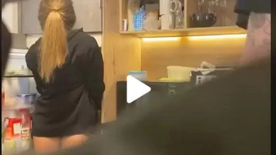 Părea că prietena lui își caută ceva în frigider. Când s-a apropiat și a văzut-o mai bine, a fost ingrozit