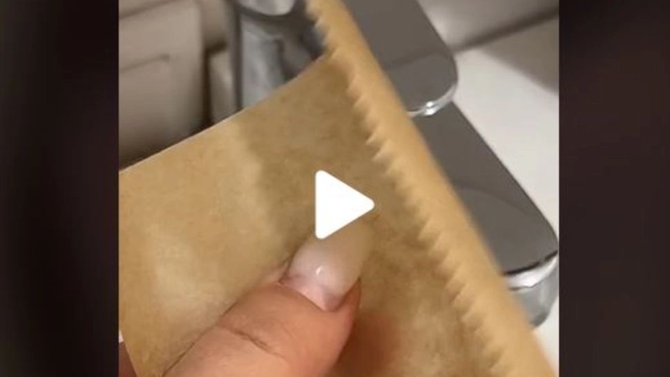 VIDEO – Secretul pe care puține gospodine îl știu – La ce folosește o foaie de copt în baie – Rezultatul e uluitor