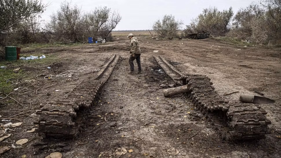 Retragerea rușilor din Herson. Oficiali ucraineni: „Trupele ruse sunt încă prezente, iau maşinile civililor şi încarcă în ele bunuri furate”