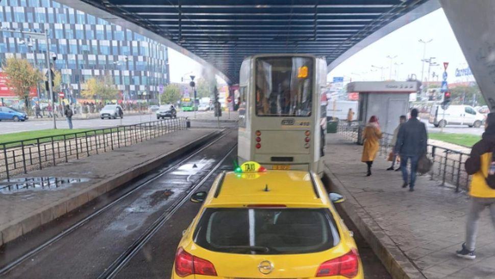 Momentul în care un taxi a fost făcut sendviș între două tramvaie, în București - FOTO