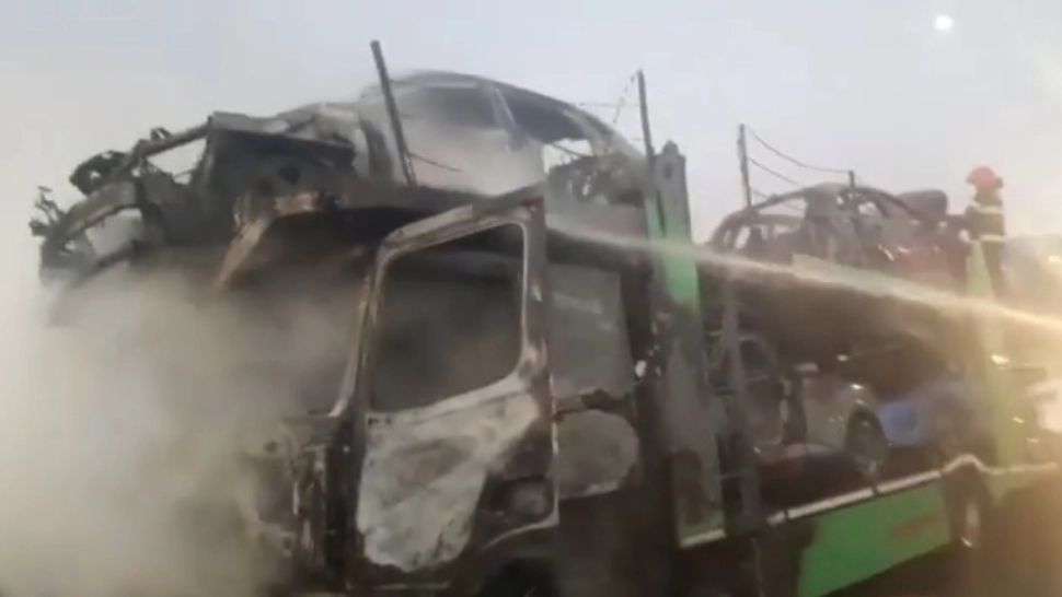 Autoplatformă în flăcări - 8 autoturisme, făcute scrum. Incendiu devastator pe șosea - VIDEO