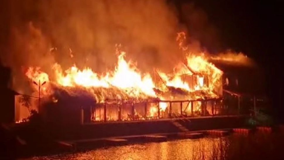 Incendiu uriaș în Delta Dunării - Intervenție contracronometru - Cel puțin o persoană a fost intoxicată cu fum