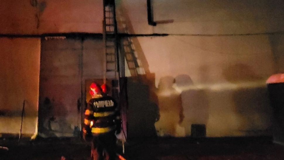 Incendiu la un service auto din Constanţa. O maşină a ars în totalitate, iar alte 14 au fost afectate de temperatura ridicată şi de fum