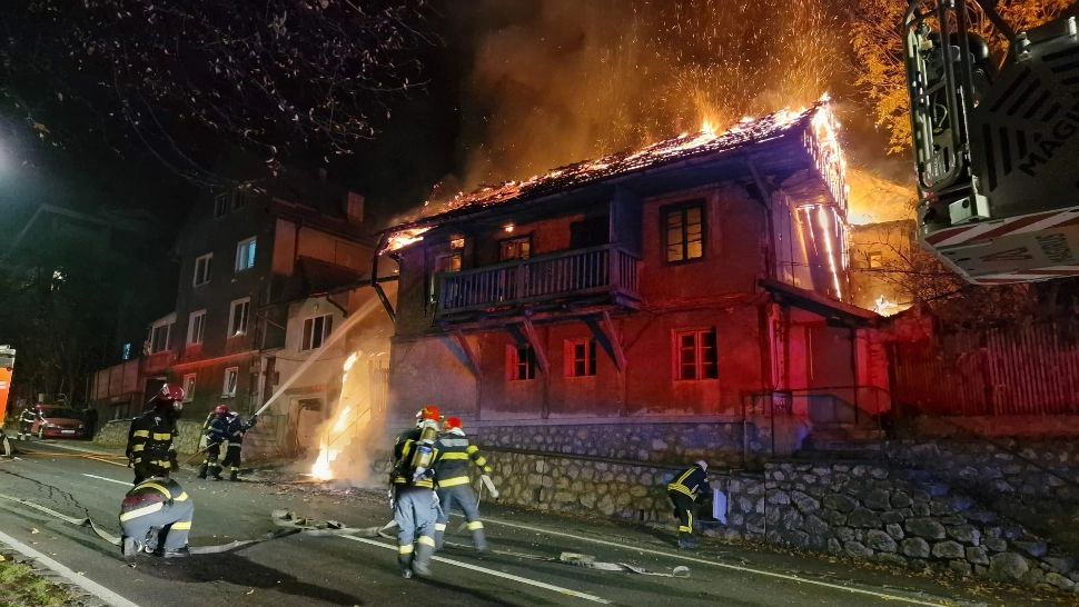  Incendiu la o casă pe drumul spre Poiana Brașov - Flăcările se manifestă prin ardere generalizată