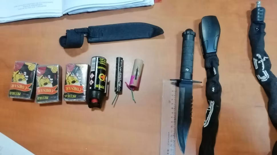 Un întreg arsenal de luptă, depistat în rucsacul unui suporter la un meci de baschet - FOTO