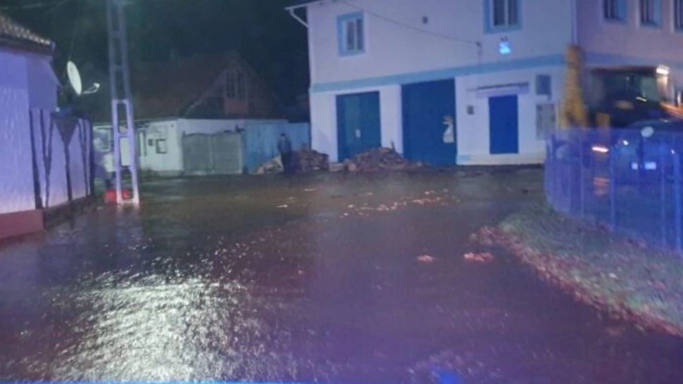 Inundație în Caraș-Severin după o pană de curent - Șuvoaie de apă în casele și curțile oamenilor, în toiul nopții - Imagini de coșmar