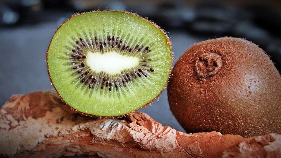 Legume și fructe care trebuie consumate cu tot cu coajă. Ce spun specialiștii