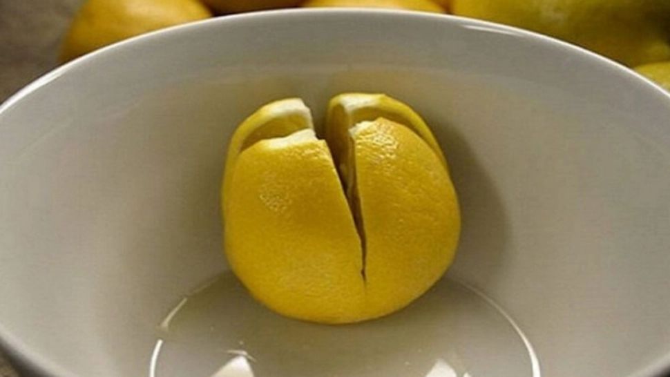 Taie o lămâie în 4 și ține-o în dormitor peste noapte. Îți va schimba viața!