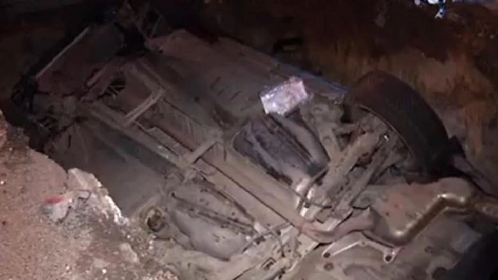 O mașină s-a răsturnat într-o groapă din București - Șoferul ar fi participat la curse ilegale - VIDEO