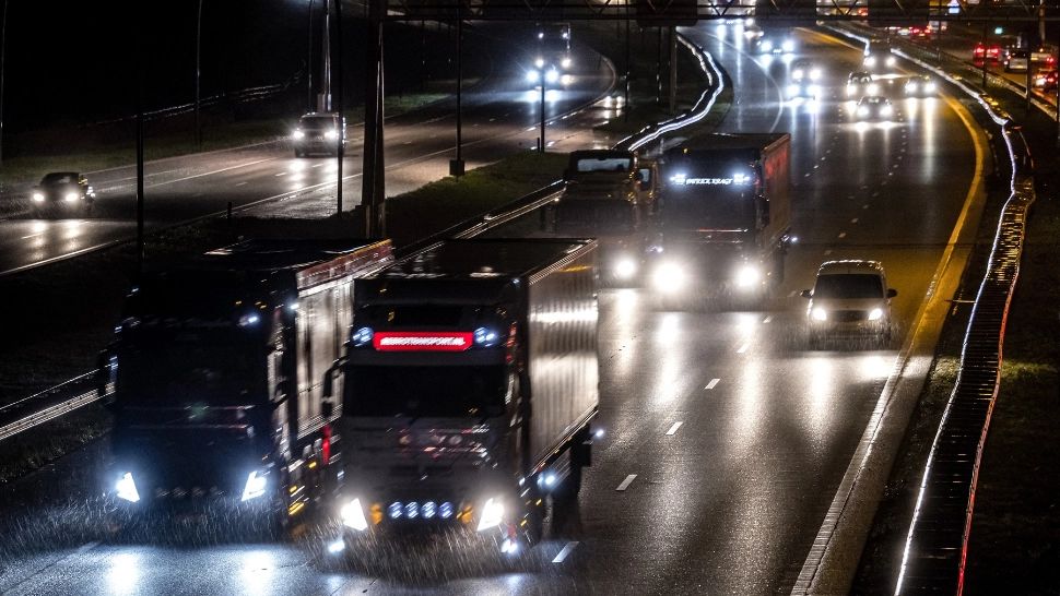 Sancțiuni dure pentru șoferii care fac acest lucru în trafic. Când ai voie să dai flash-uri pe șosea