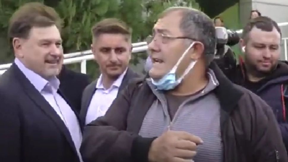 Momente halucinante! Un bărbat revoltat cu soacra pe targă în fața spitalului, ignorat complet de Marcel Ciolacu și Alexandru Rafila - VIDEO