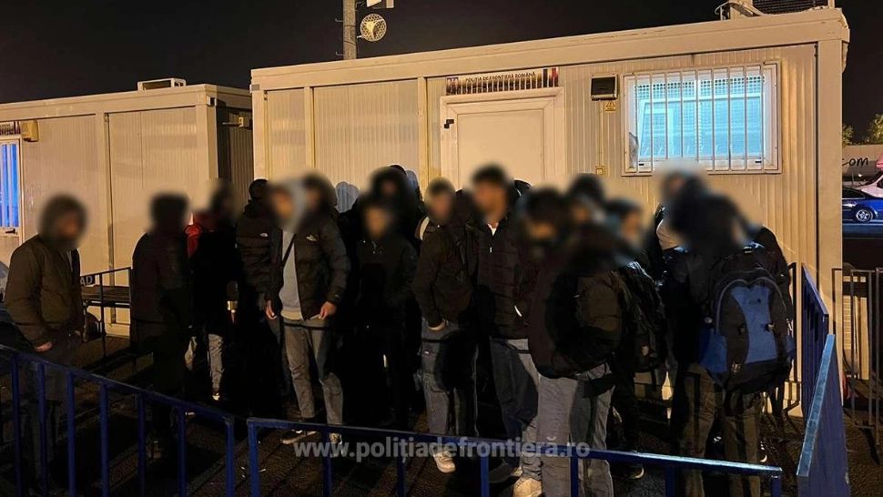 Peste 50 de migranți au fost găsiți ascunși în două TIR-uri, în timp ce încercau să treacă ilegal frontera spre Ungaria - FOTO