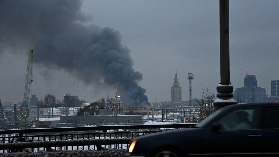 Depozit în flăcări, în centrul Moscovei. Două etaje s-au prăbușit. 6 oameni au fost evacuați. Nu sunt raportate victime (VIDEO)