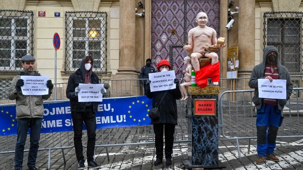 „Naked Killers” - sculptura cu Putin gol stând pe WC și cu Lukașenko în brațe, scoasă la licitație (VIDEO)