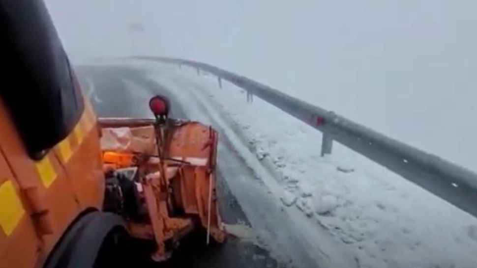 VIDEO - Ninge în mai multe zone din țară - Drumarii intervin de urgență