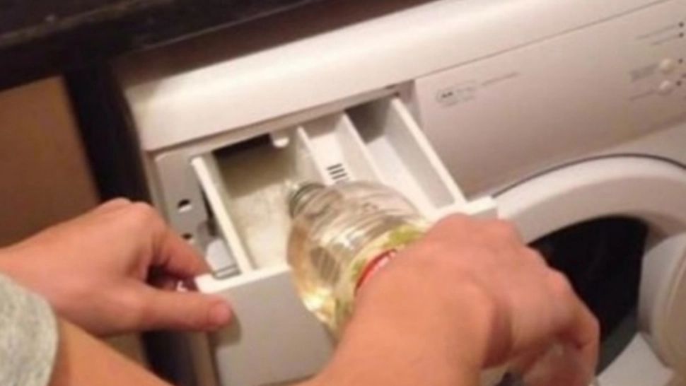 Ce se întâmplă dacă pui OŢET în maşina de spălat