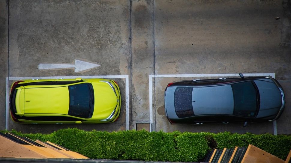 Femeie bătută de un vecin, în Capitală, pentru locul de parcare - detaliul care a alertat poliția 