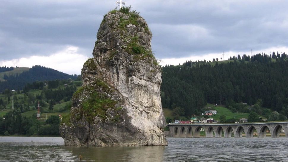 ”Piatra dracului”, legenda terifiantă din Moldova. Se spune că stânca se mișcă noaptea