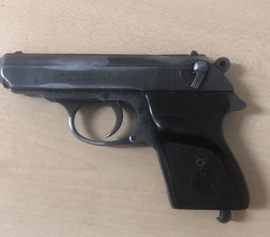 Un pistol cu gaz şi mai multe proiectile, ascunse sub cărți, în banca unui elev de liceu! Ce voia să facă cu ele