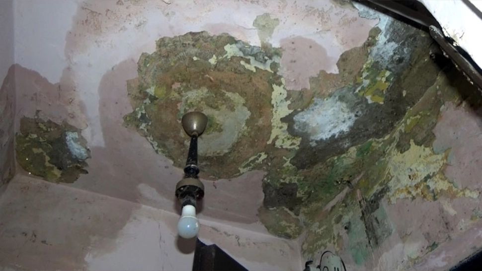 Apartamente distruse complet din cauza infiltrațiilor, într-un bloc din Reșița. Locatarii sunt disperați – FOTO&VIDEO