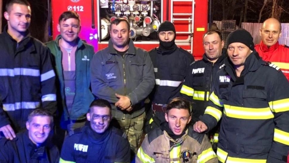 Bătrâni salvaţi din flăcări de doi pompieri aflați în timpul liber, care și-au riscat viața la limită