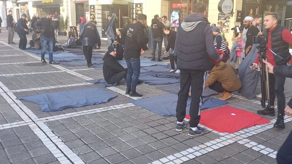 Protest împotriva închiderii teraselor din Piaţa Sfatului, Brașov. Oameni lăsați fără slujbe în prag de sărbători - FOTO
