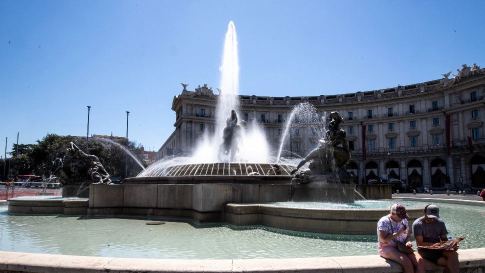 Un român s-a descălțat și a început să se spele pe picioare într-o fântână istorică din Roma. Cât l-a costat gestul