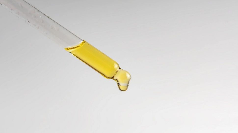 „Gina”, noul drog pus cu pipeta în băuturile din cluburile de fițe. Efectul este devastator