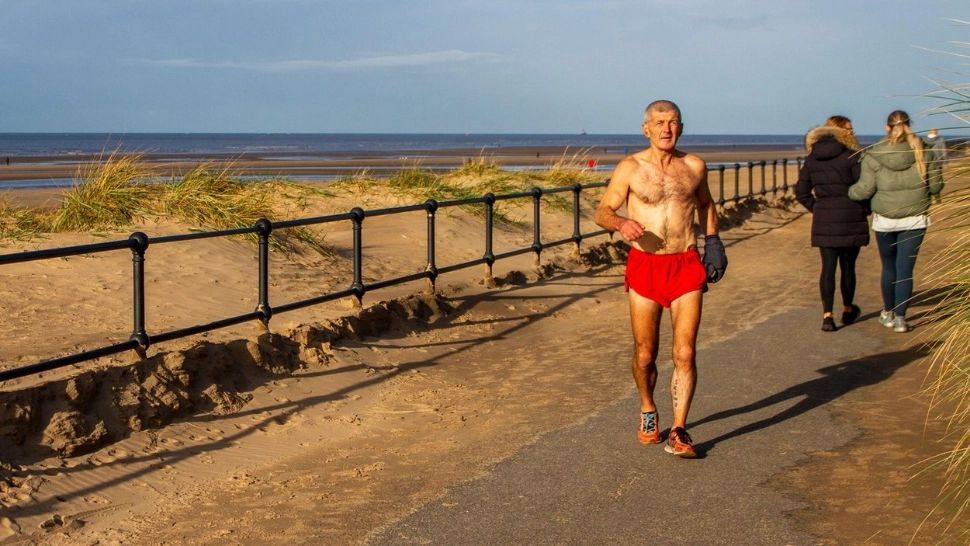 Câtă mișcare trebuie să faci pe zi ca să combați orele de stat la birou