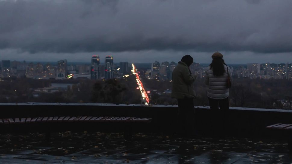  Șase milioane de ucraineni, fără curent electric în prima zi oficială de iarnă. Oamenii iau măsuri disperate pentru a-și încălzi locuințele: 9 morți