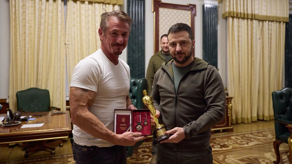 Actorul Sean Penn a mers la Kiev și i-a lăsat lui Zelenski premiul Oscar: „Când câștigi, adu-l înapoi la Malibu” - VIDEO