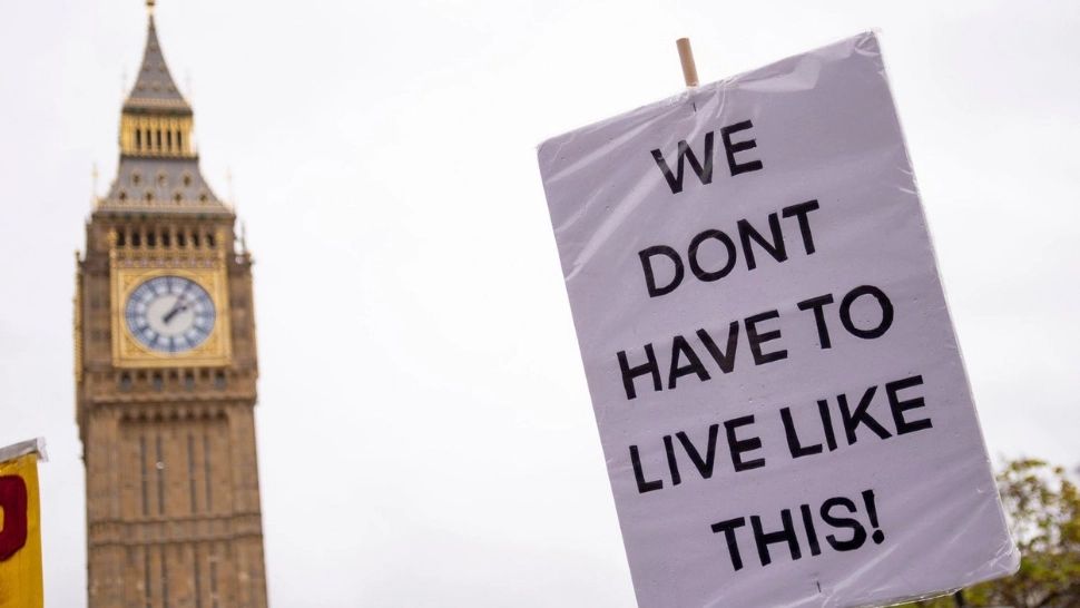 Marea Britanie a intrat în recesiune. Pe lângă scumpiri, vin și majorări de taxe