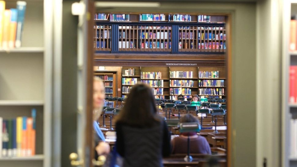 Suntem mai deștepți dacă citim de pe hârtie, nu de pe ecran - STUDIU