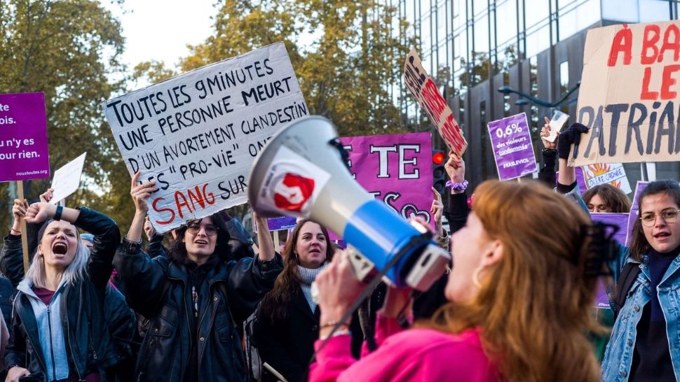 Deputații francezi au votat pentru introducerea dreptului la AVORT în Constituție