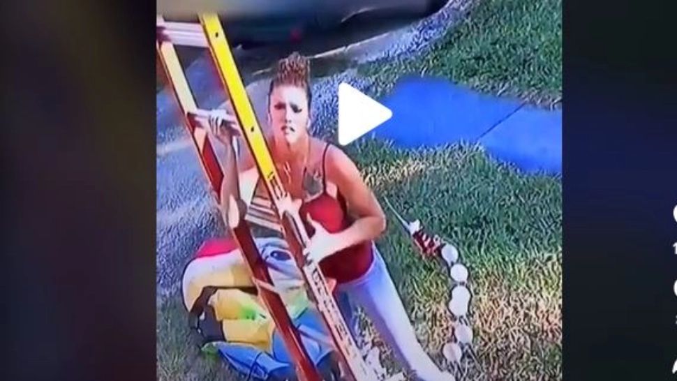 VIDEO – Ce a pățit o tânără pe care tatăl ei a pus-o să care o scară – Imaginile publicate pe internet au devenit virale