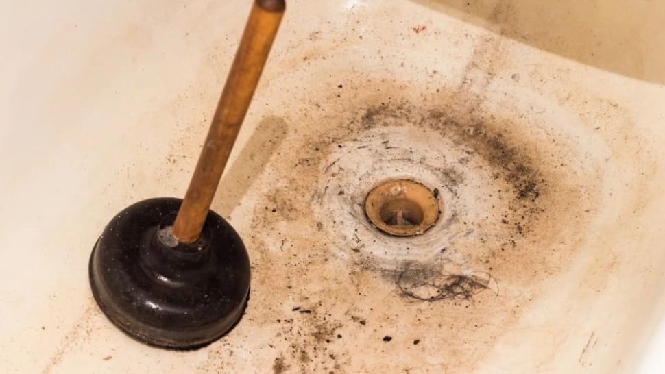 Cum desfunzi imediat scurgerea la cada de baie - trucul genial la care apelează toți instalatorii 