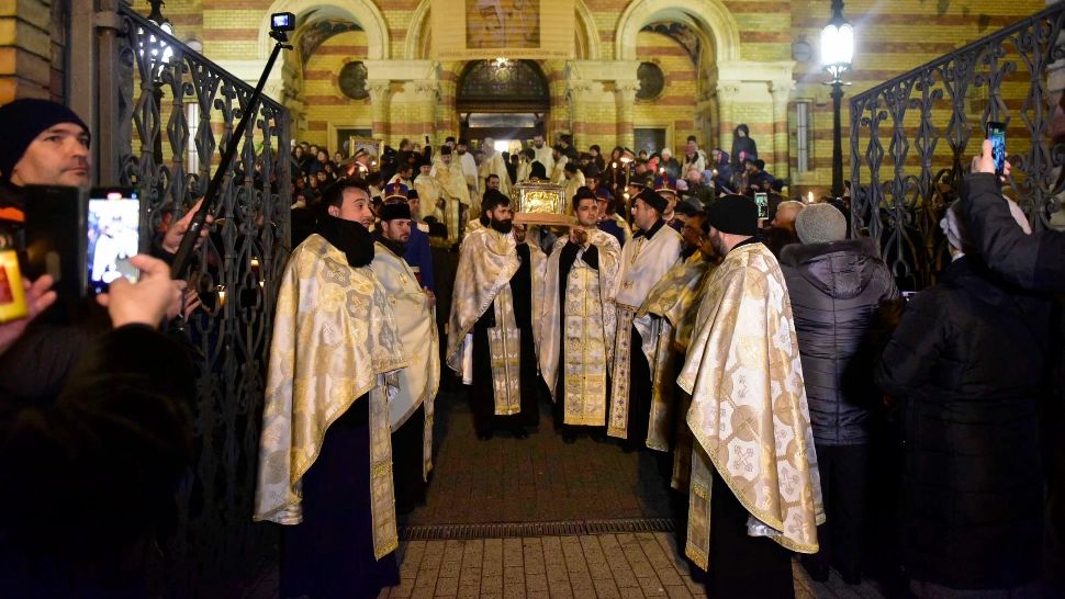 Scene șocante într-o biserică din Sibiu, în timpul slujbei: femei săltate de jandarmi și internate direct la Psihiatrie 