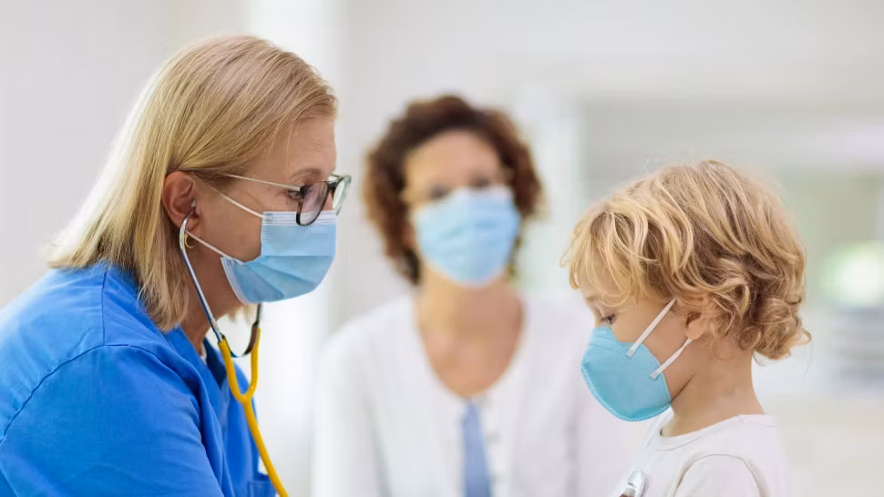 Bilanț coronavirus. Scad cazurile noi de COVID-19, în timp ce cresc spitalizările - Peste jumătate dintre internați sunt MINORI