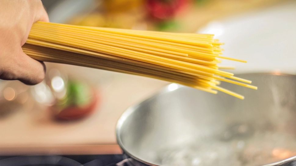 Ce să faci ca să nu ți se mai lipească pastele când le fierbi. Trucuri pe care orice gospodină ar trebui să le știe