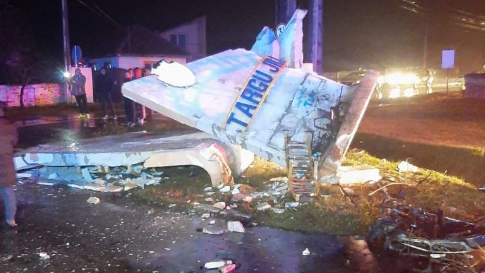 Accident TERIBIL în Gorj. O mașină s-a făcut praf după ce a intrat în indicatorul din beton care arată intrarea în municipiul Târgu-Jiu