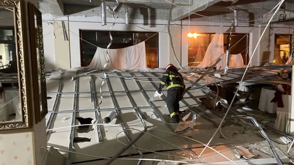 Tavan fals, PRĂBUȘIT peste meseni la un restaurant din Brăila - Plan ROȘU de intervenţie