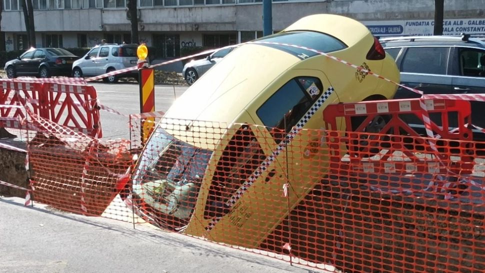 Un taxi FĂRĂ șofer a căzut într-un șanț de canalizare. Accident bizar la Constanța - FOTO/VIDEO