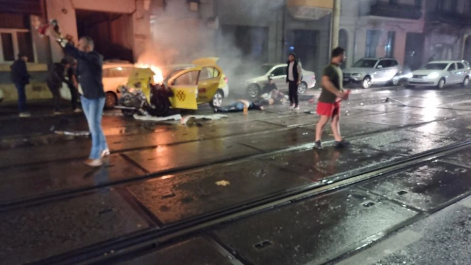Accident grav în centrul Bucureștiului. Un taxi a luat foc după impactul cu un autobuz. Șoferul a murit, alte 4 persoane rănite - VIDEO