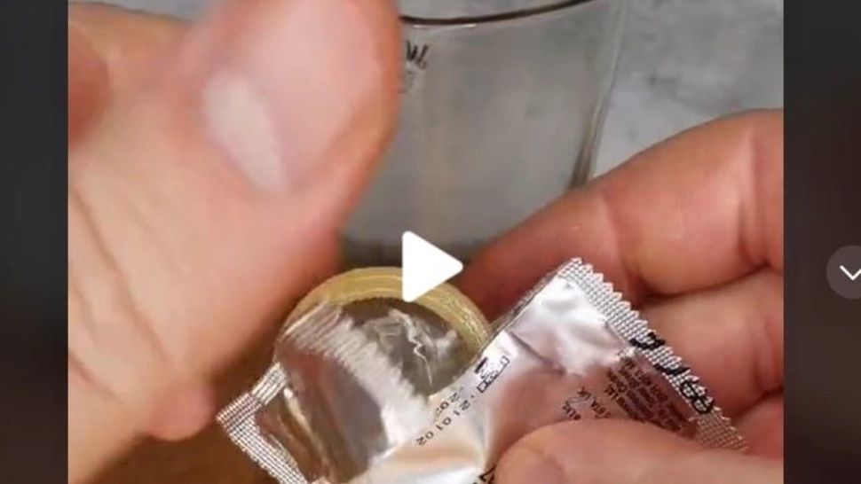 VIDEO – A pus porumb într-un prezervativ. Ce a urmat a uimit internauții – Clipul a devenit viral