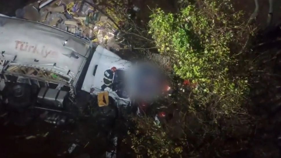 TIR răsturnat într-o prăpastie din Mehedinți: șoferul a murit 