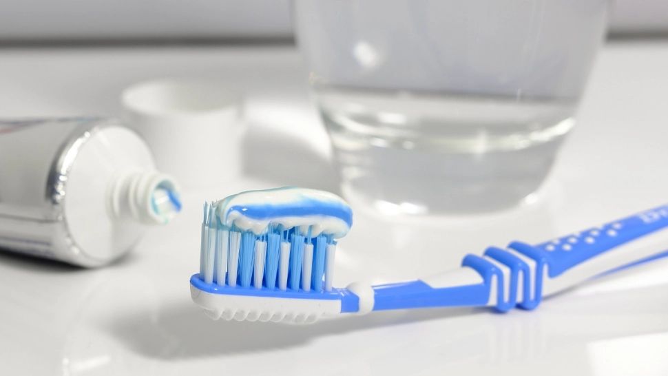 Cum îți cureți corect periuța de dinți. Sfaturile specialiștilor de care ar trebui să ții cont