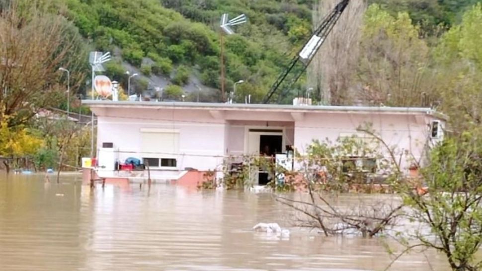 Inundații devastatoare în Albania. Două persoane au murit după ce mașina în care se aflau a fost luată de ape - FOTO